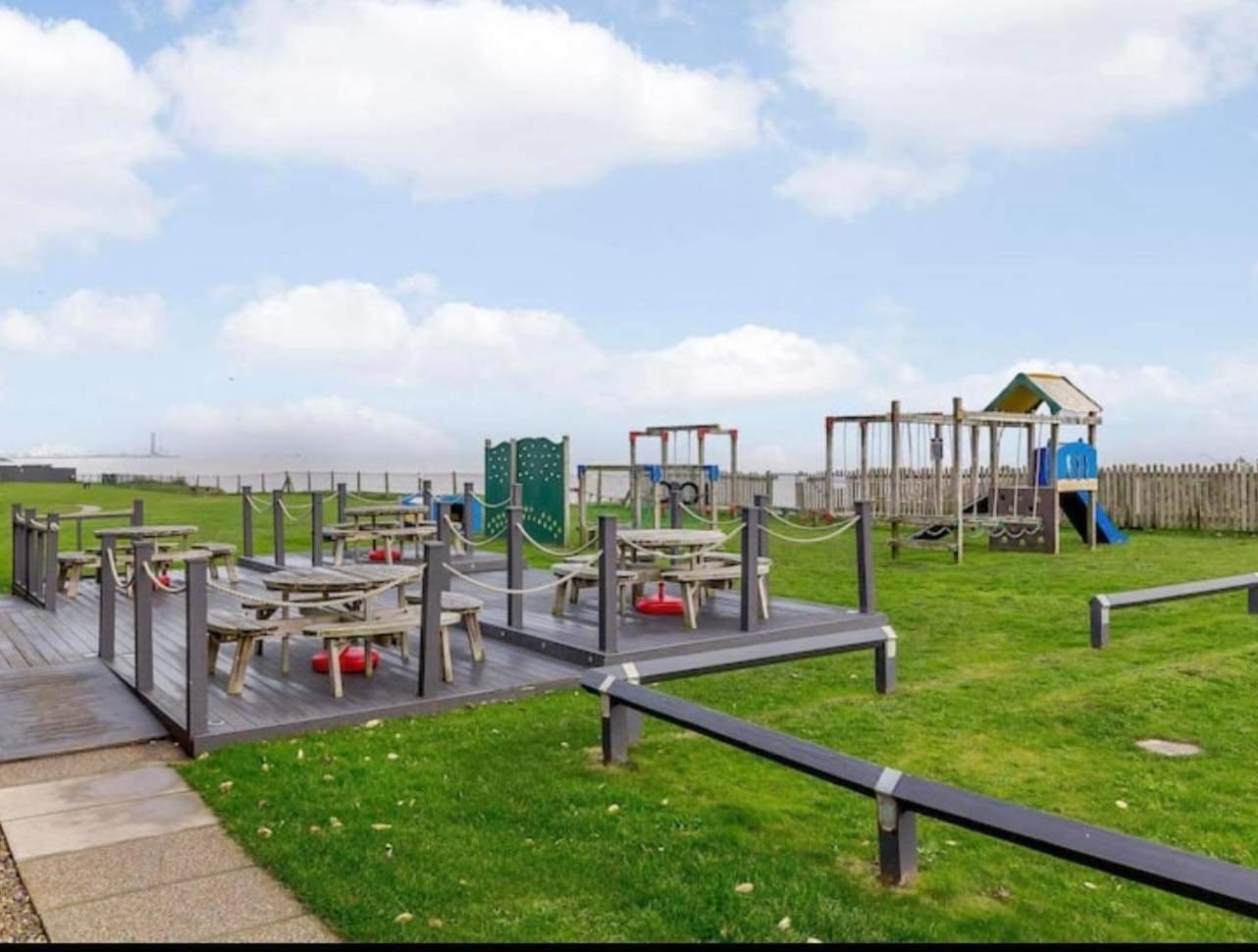 Villa Sea View 3-Bed Heated Pool Eat Bar Kids Park Lowestoft Bagian luar foto