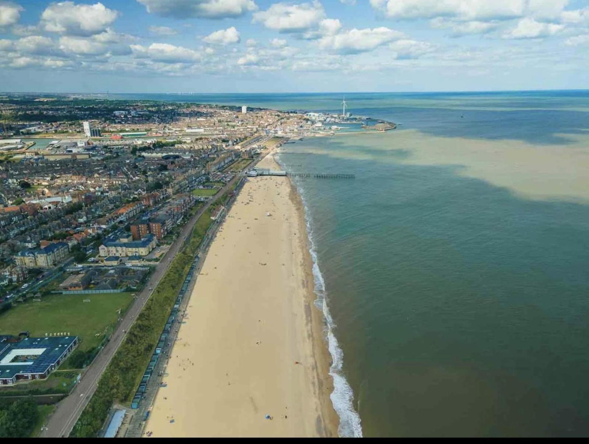 Villa Sea View 3-Bed Heated Pool Eat Bar Kids Park Lowestoft Bagian luar foto