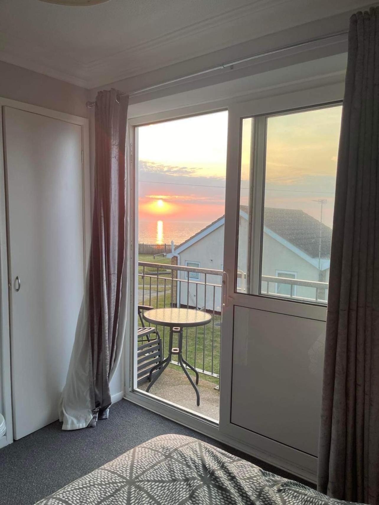 Villa Sea View 3-Bed Heated Pool Eat Bar Kids Park Lowestoft Bagian luar foto
